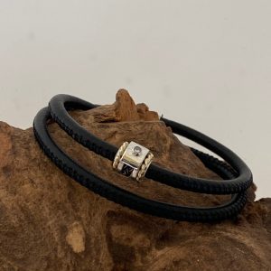 Dubbele leren armband met bedel