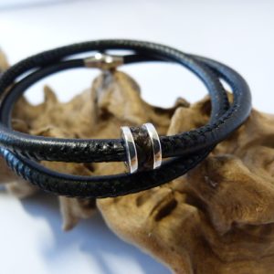 Bedel met paardenhaar aan een leren koord